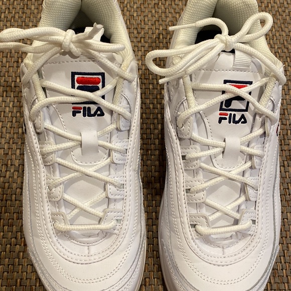 Fila 9.5 White Tennis Shoes - Picture 9 of 10